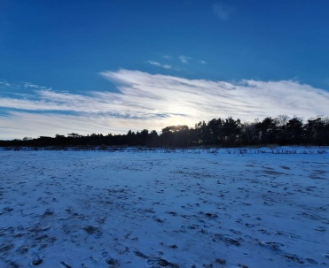 Zaspy śniegu na plaży w Jastarni