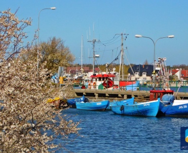 Port w Jastarni w wiosennej scenerii.